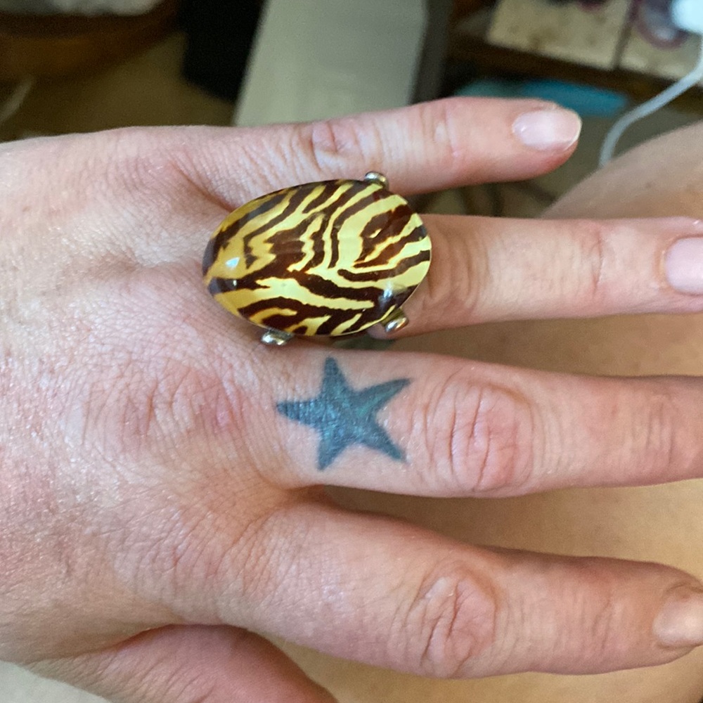 Glass zebra ring